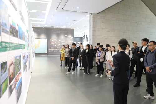 港澳青年近距離感受珠海產(chǎn)業(yè)發(fā)展強(qiáng)勁脈動。.jpg